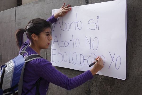 El proyecto para despenalizar el aborto terapéutico en Chile volverá a una comisión mixta del Congreso, tras la abstención de un diputado que imposibilitó que fuera aprobado este jueves por la Cámara de Diputados, en un revés para el gobierno de Michelle Bachelet. En su último trámite legislativo, la Cámara de Diputados -que ya había aprobado la ley en marzo de 2016- debía aprobar las enmiendas introducidas por el Senado, pero por una abstención finalmente no se consiguió el quórum necesario para despachar la ley, pese a que contaba con 60 votos a favor y 40 en contra. El diputado oficialista Marcelo Chávez, del Partido Demócrata Cristiano, fue el artífice de este revés para el gobierno de la socialista Bachelet, pese a tener mayoría en la Cámara. “Esto es lamentable (…) pero no es ningún triunfo para nadie”, dijo la diputada comunista Karol Cariola. Tras un tenso y largo debate, el Senado había aprobado en la madrugada del miércoles el proyecto que el gobierno de Bachelet envió al Congreso en enero de 2015, introduciendo algunos cambios. – Con la votación de este jueves, el proyecto regresa a una comisión mixta (de ambas cámaras del Congreso) con lo que se alarga su tramitación y complica, en caso de aprobación, su promulgación. La oposición de derecha ha anunciado que recurrirá la ley, en caso de que se apruebe, al Tribunal Constitucional, que a finales de este mes cambia de presidente. El Tribunal está dividido por lo que el nuevo presidente, con un perfil muy conservador y contrario al aborto, podría tener un voto decisivo en el futuro de este proyecto para legalizar el aborto terapéutico y en caso de violación, respaldado por el 70% de la población chilena, según sondeos. Desde 1931 y por más de 50 años, el aborto estuvo permitido en Chile en casos de peligro para la madre o inviabilidad del feto, pero poco antes de dejar el poder, el exdictador Augusto Pinochet (1973-1990) lo prohibió. No obstante, en el país se registran unos 30.000 abortos provocados o espontáneos, pero se estima que las interrupciones clandestinas podrían llegar a 160.000 cada año. Con información de la agencia: AFP Aborto terapéutico tendrá que esperar en Chile por trabas en el Congreso