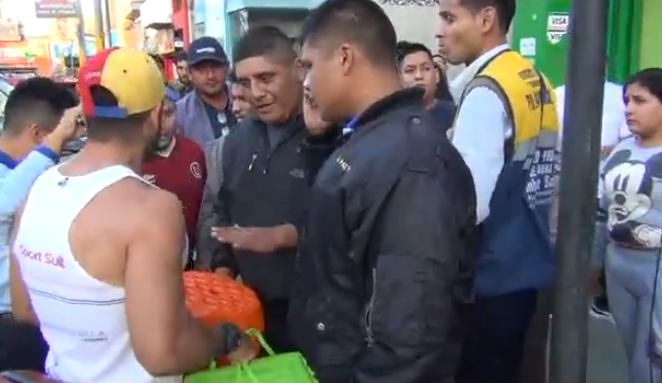Venezolano llora de impotencia cuando Policía le impide vender sus "arepas"