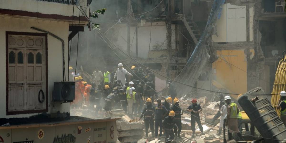 Al menos 18 muertos al derrumbarse un edificio en Bombay