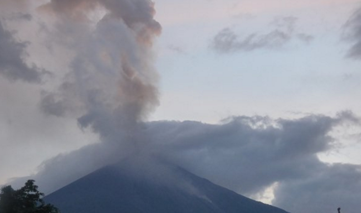 Erupción del volcán de Fuego baja de intensidad