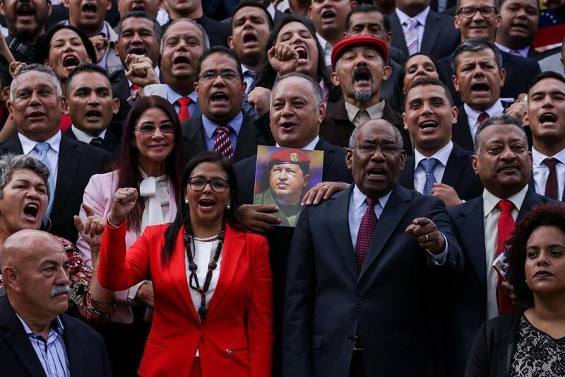 Constituyente sesiona con Maduro, entre crecientes denuncias de "persecución"