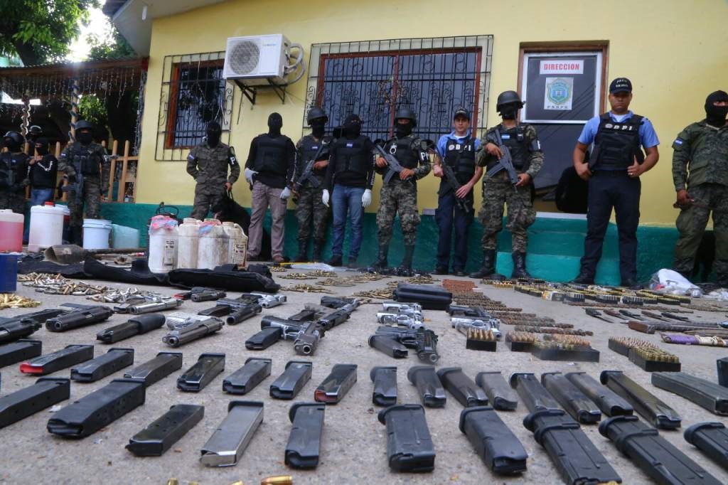 Decomisan fusiles y municiones en santuario de pandilleros en Honduras