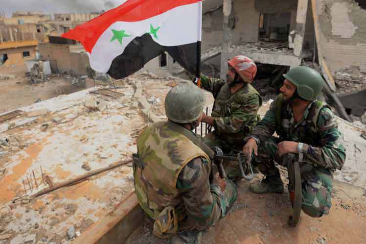 El ejército sirio cerca al Estado Islámico en el centro del país