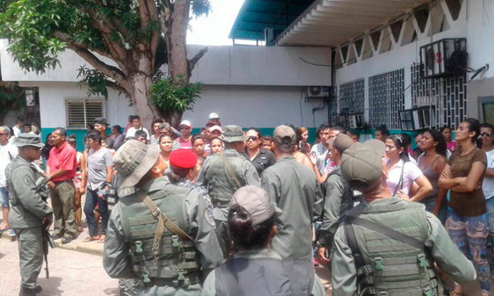 Familias exigen identificación de 37 muertos en motín en cárcel de Venezuela