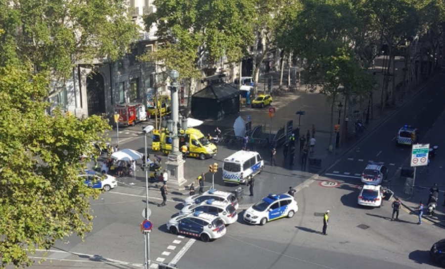 Furgoneta atropella grupo de personas en Barcelona, hay varios heridos