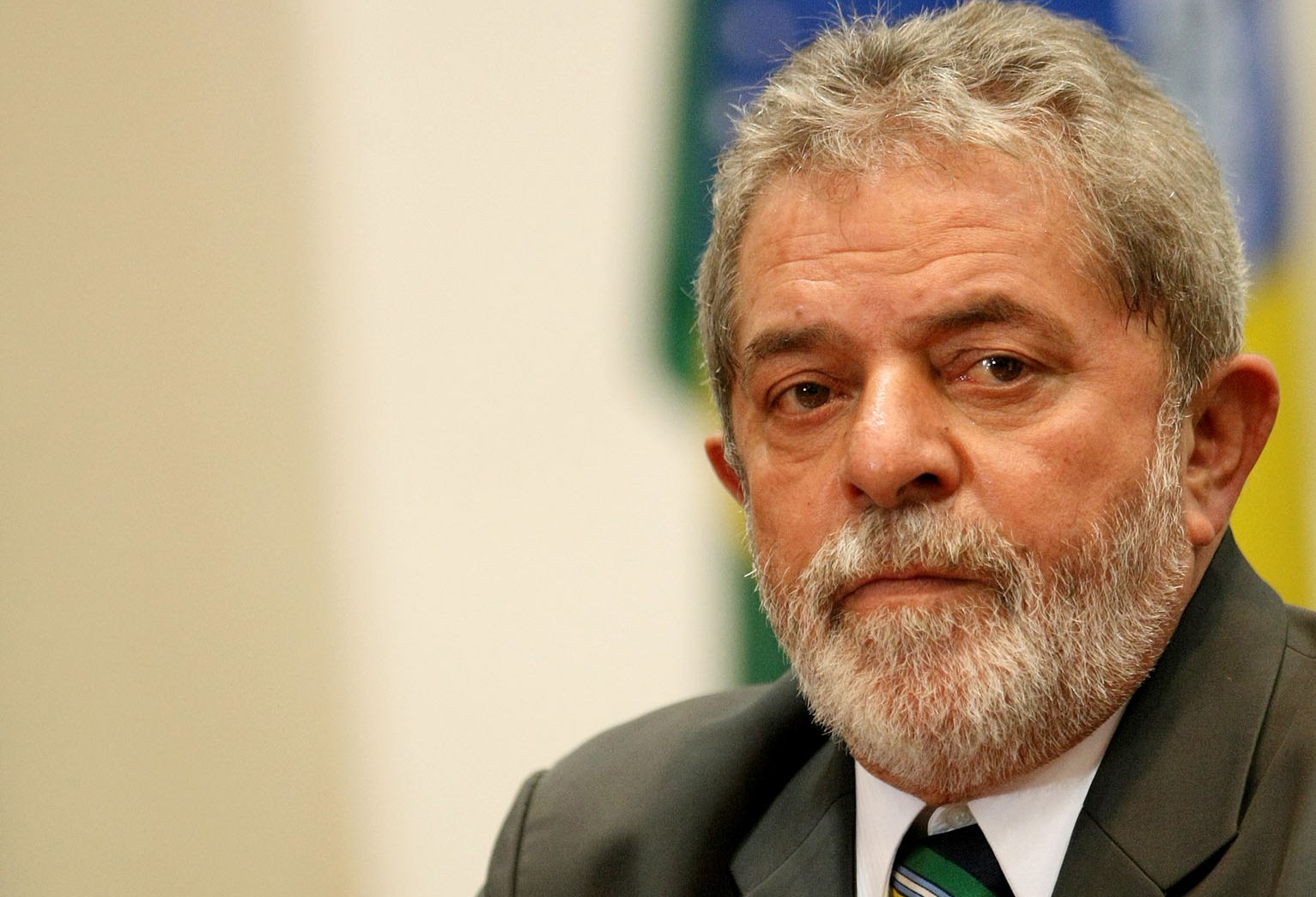 Lula se queda sin diploma, pero agita su candidatura en gira por Brasil