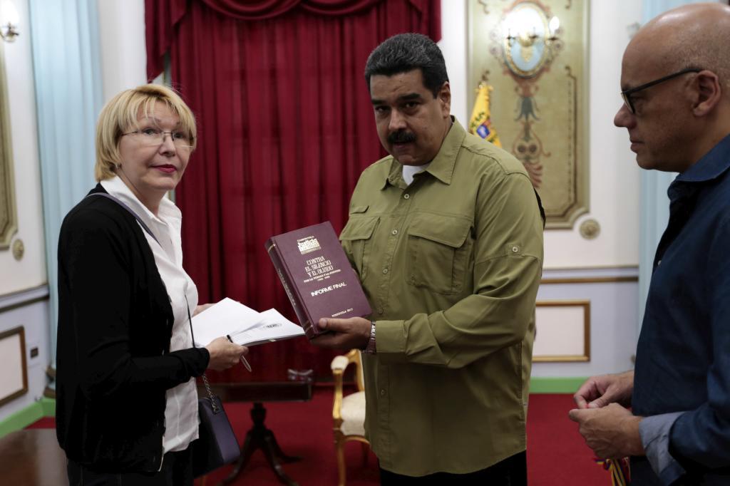 Maduro acusa a exfiscal de bloquear investigaciones de corrupción que él ordenó