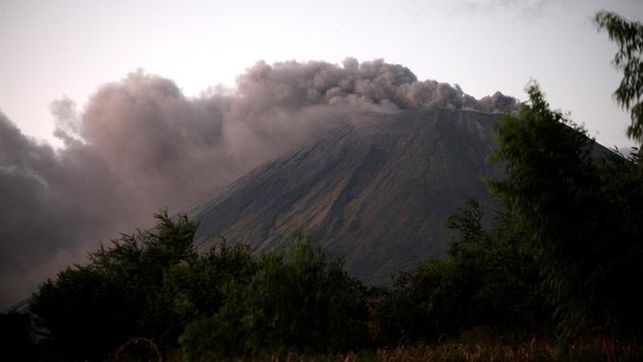 Nicaragua Volcán San Cristóbal expulsa gases y cenizas