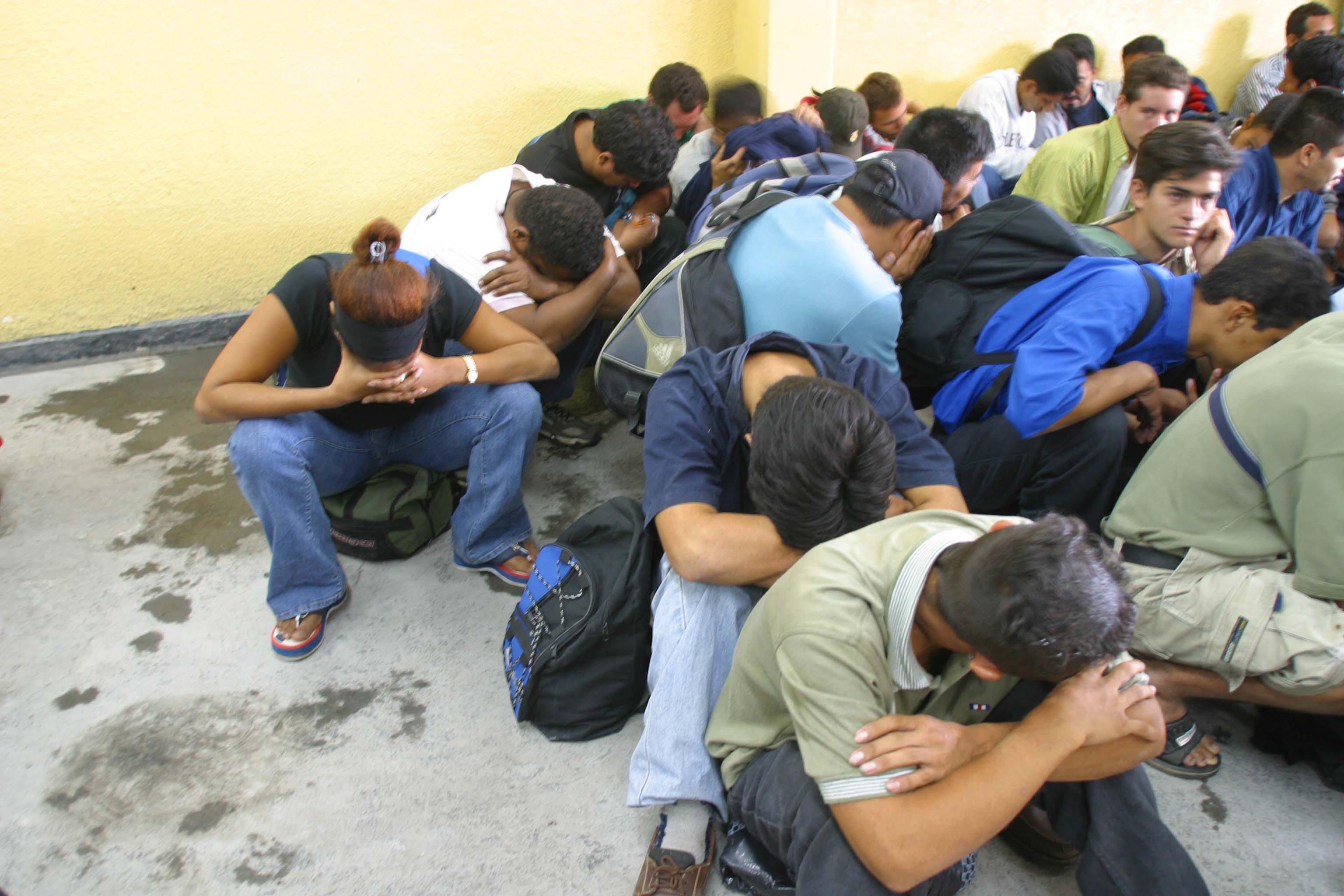 Rescatan a 43 emigrantes centroamericanos a su paso por México