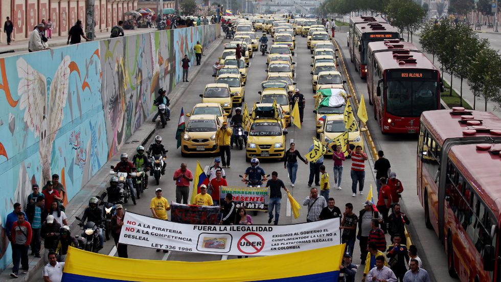 Taxistas detenidos al enfrentarse con la policía de Panamá por Uber