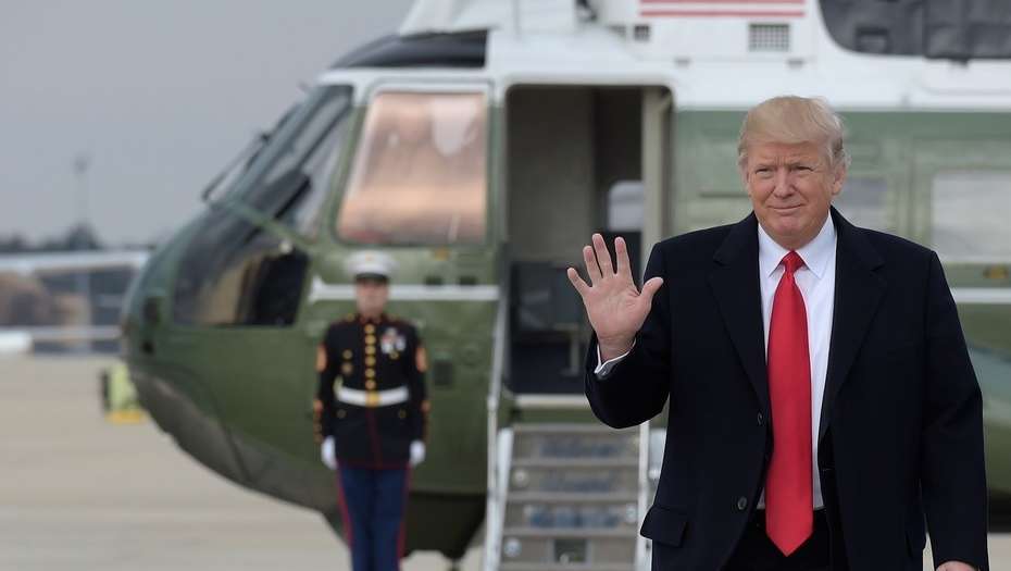 Donald Trump visita Arizona, que lo espera en alerta