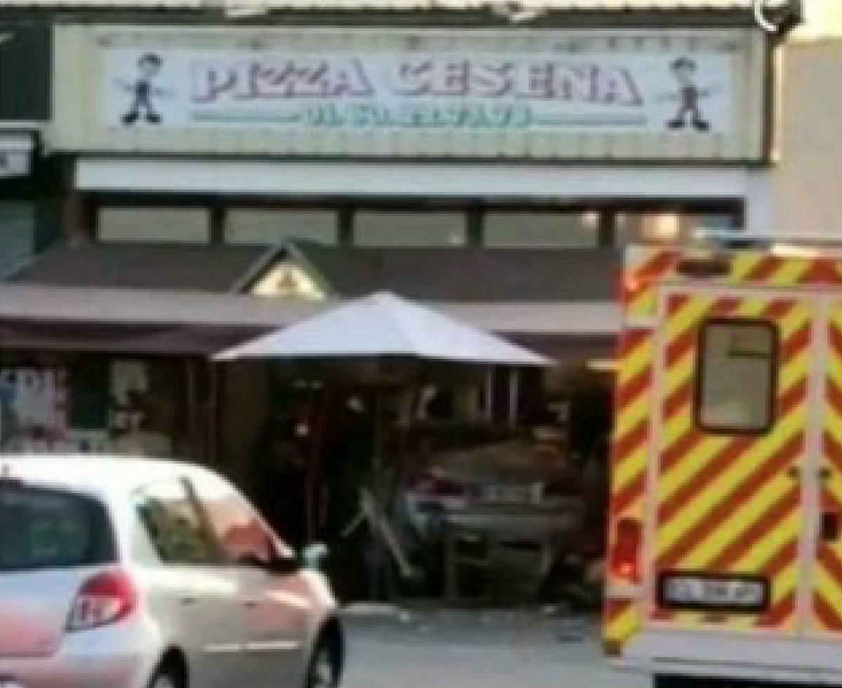 Un automóvil se empotra en pizzería cerca de París: una niña fallecida y 7 heridos