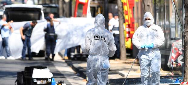 Un vehículo embiste dos paradas de autobús en Marsella, un muerto