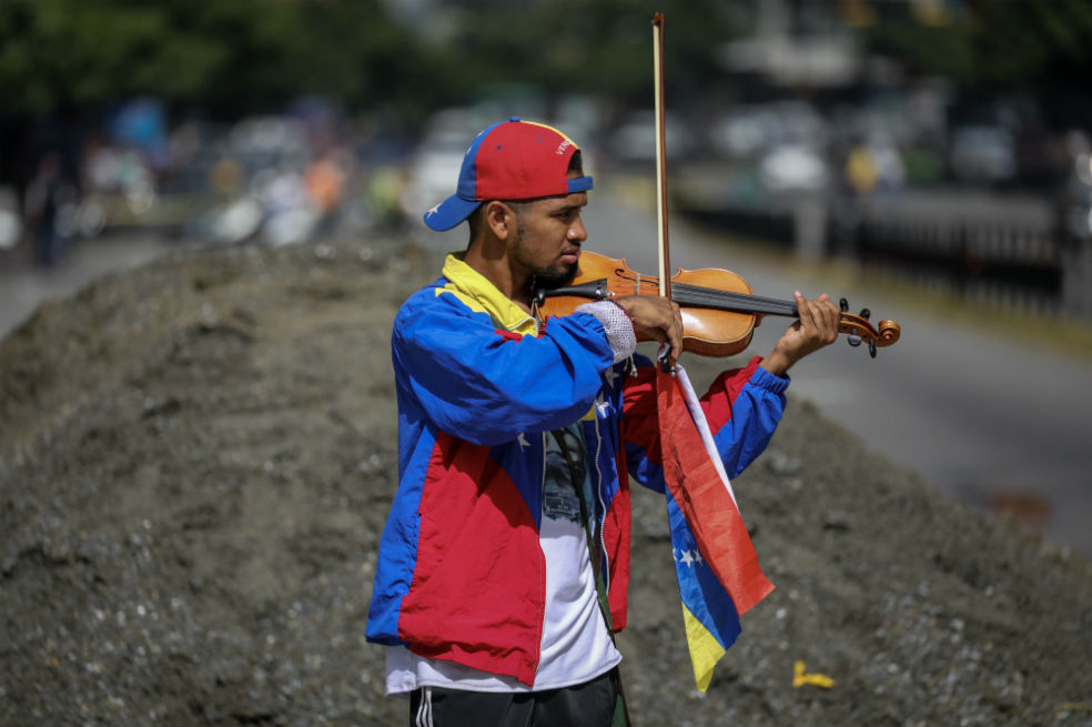 Violinista de manifestaciones contra Maduro tiene prohibido protestar