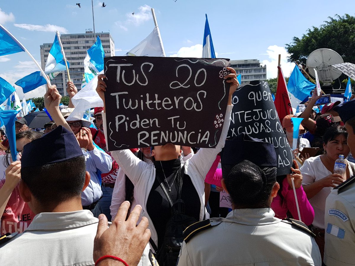 Manifestantes: Javier Hernández “aquí están tus 20 tuiteros”
