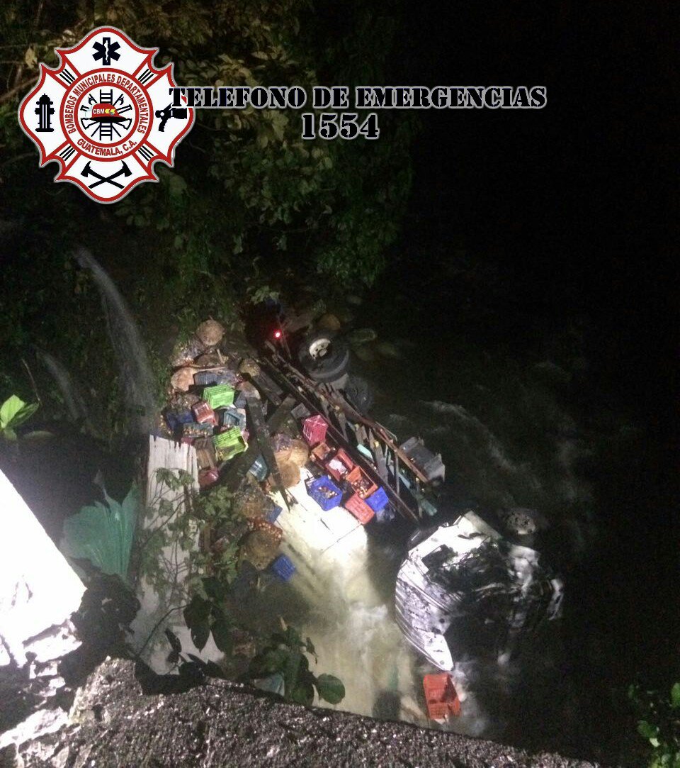 Rescatan con vida a tripulantes de un camión tras caer en río Negro en San Marcos