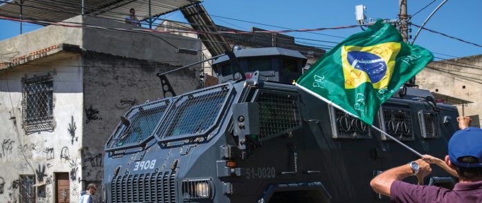 Ejército brasileño refuerza seguridad en favela de Rio tras días de tiroteos