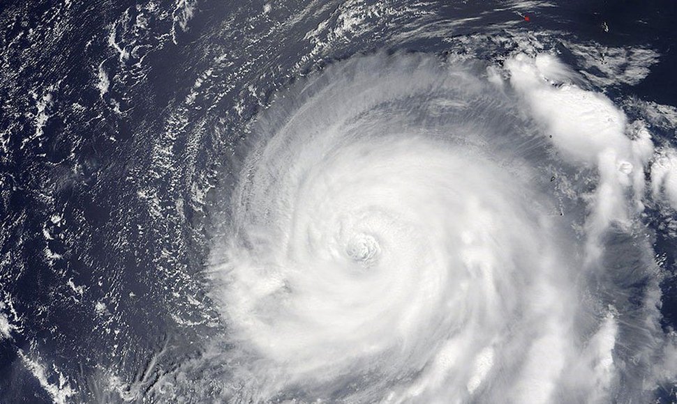 El huracán Max toca tierra en la costa del Pacífico mexicano