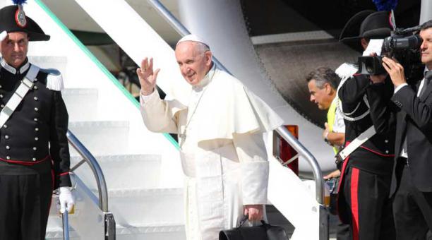 El papa Francisco partió hacia Colombia para defender la paz