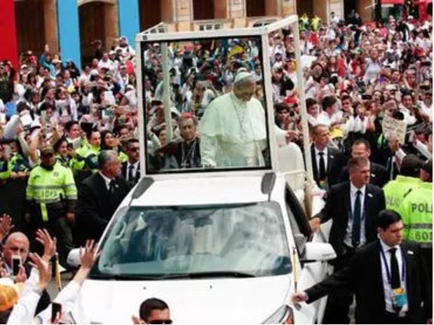 El papa va al parque donde oficiará su primera misa campal en Colombia-002