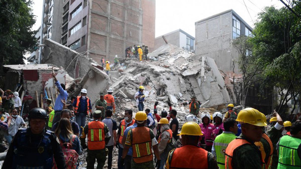 Familiares de víctimas de sismo en México exigen informes sobre los suyos
