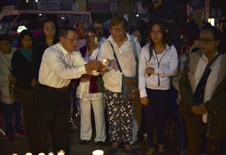 Habitantes de Ciudad de México realizan homenaje a víctimas del terremoto