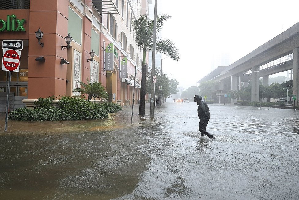 Irma continúa azotando la Florida