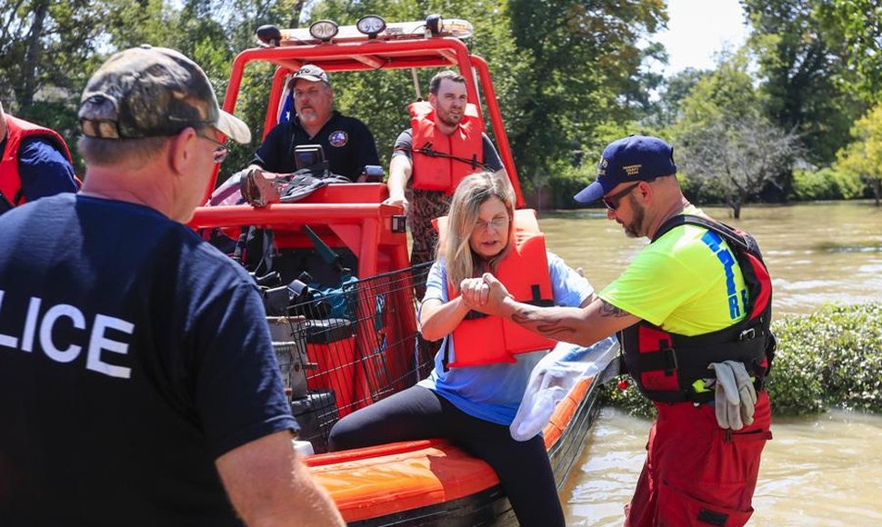Las evacuaciones continúan en Texas pese a retroceso de inundaciones tras Harvey