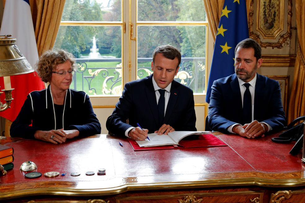 Macron adopta una polémica reforma laboral en Francia pese a protestas