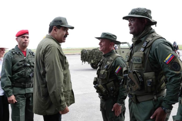 Maduro pide a militares "aceitar" fusiles frente a "amenazas" de EEUU
