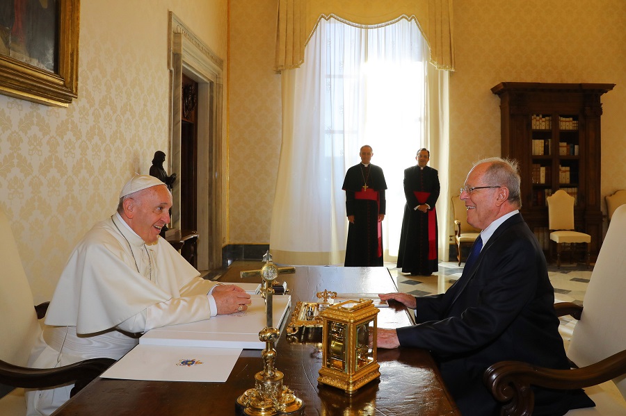 Papa habla de pobreza y corrupción en Perú con presidente Kuczynski