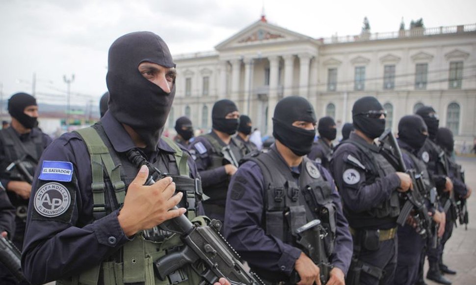 Policía salvadoreña detiene nueve de sus agentes, señalados de homicidio