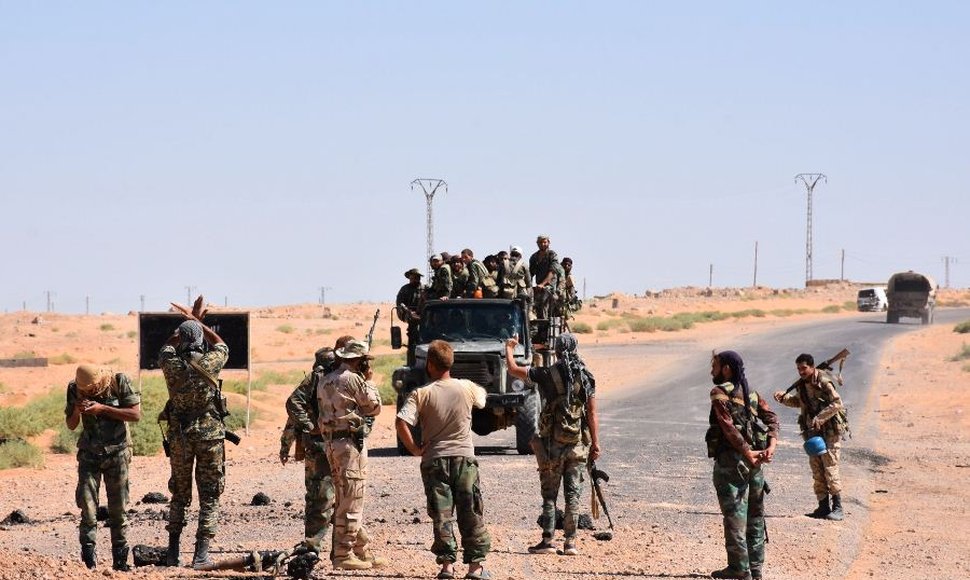 Tropas sirias cruzan el Éufrates para sitiar al Estado Islámico en Deir Ezzor
