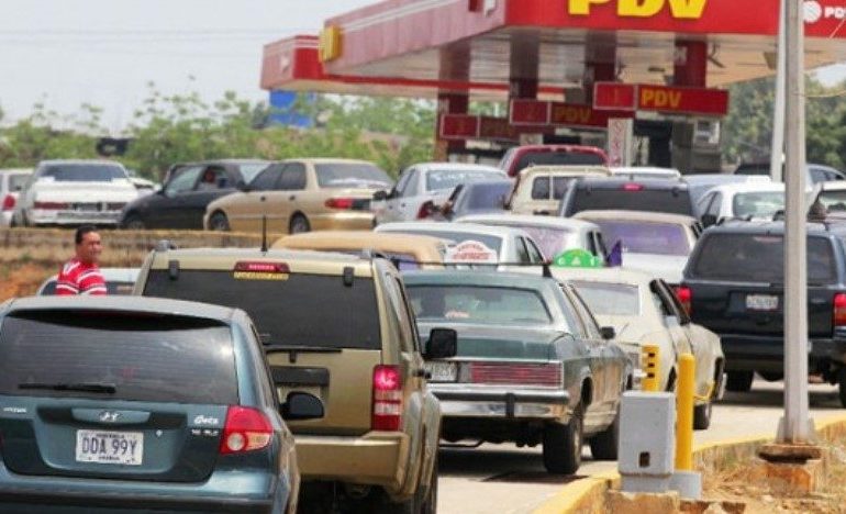 Venezuela atribuye escasez de gasolina a sanciones de Trump