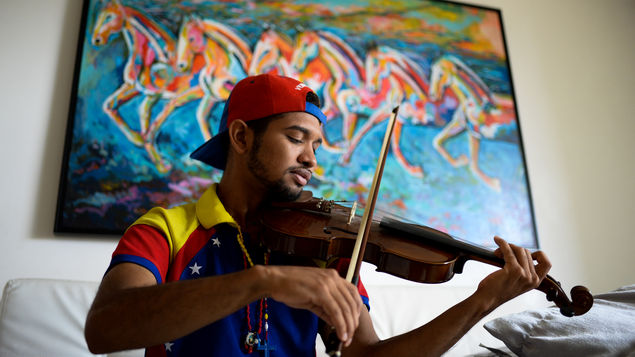 Violinista de protestas en Venezuela lamenta que la calle se apagó