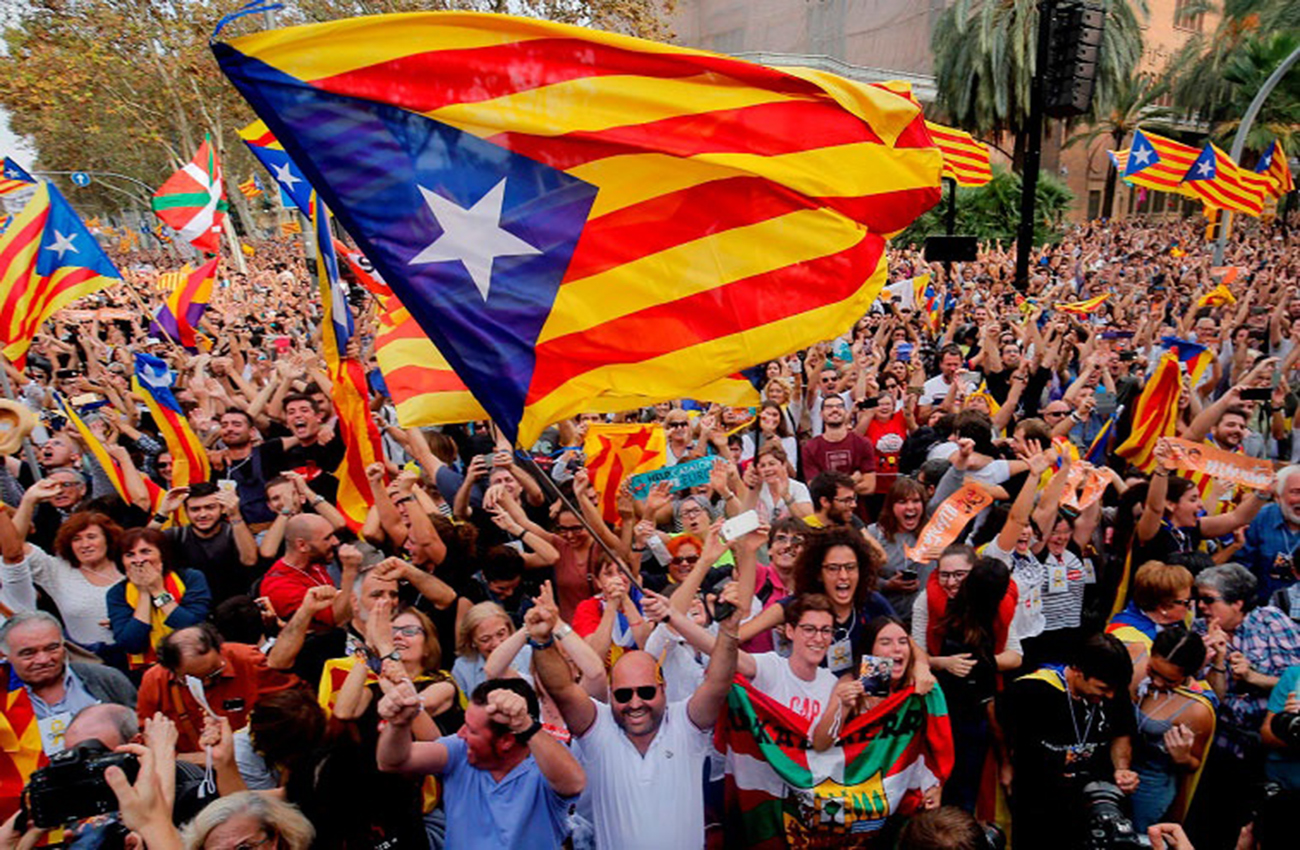 Decenas de miles de independentistas estallan de júbilo en Barcelona