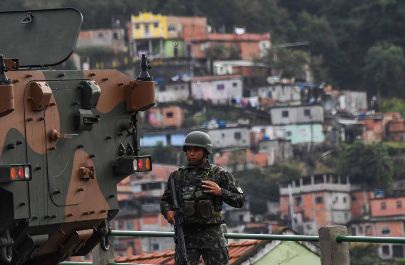 Ejército regresa de sorpresa a mayor favela de Rio en busca de armas y drogas
