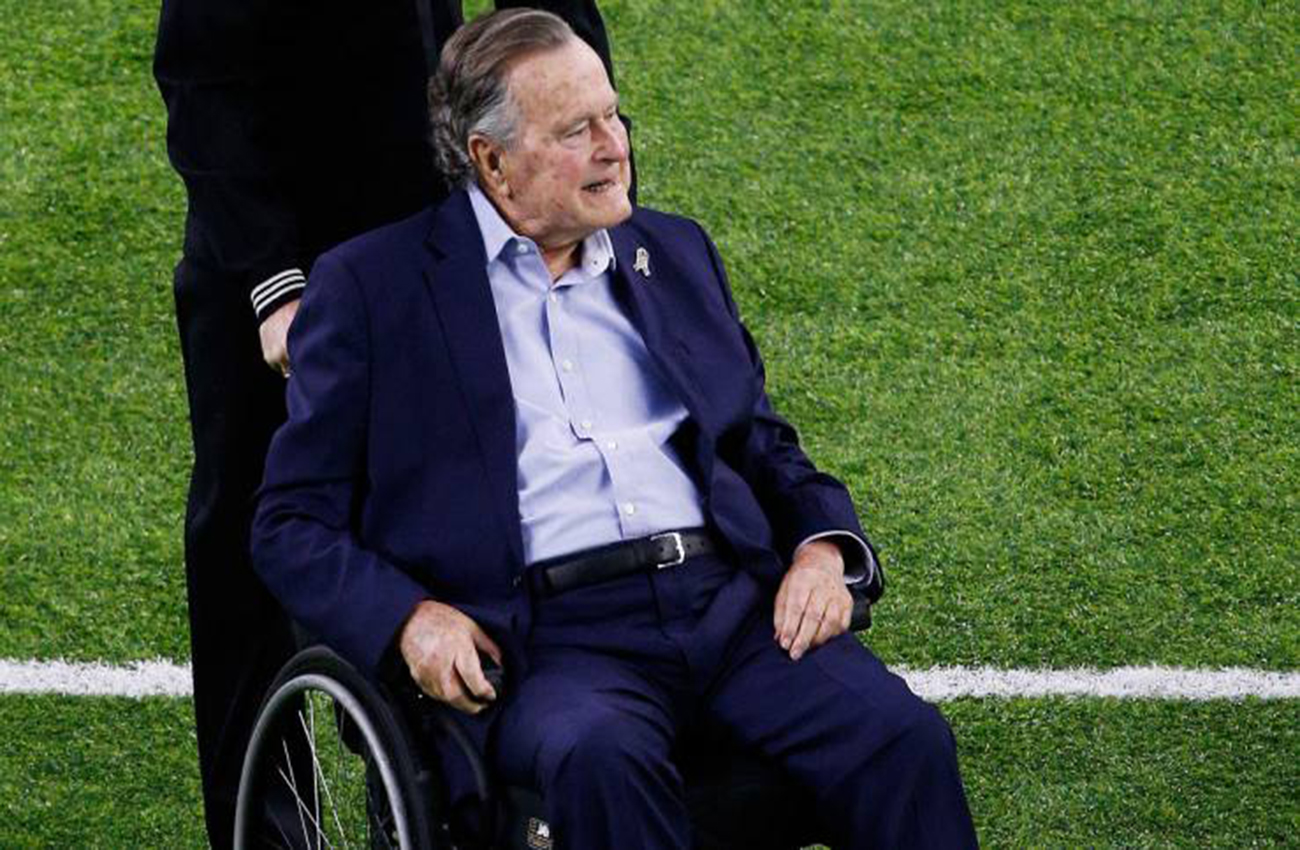 Expresidente de EEUU George Bush padre señalado de manosear a actriz