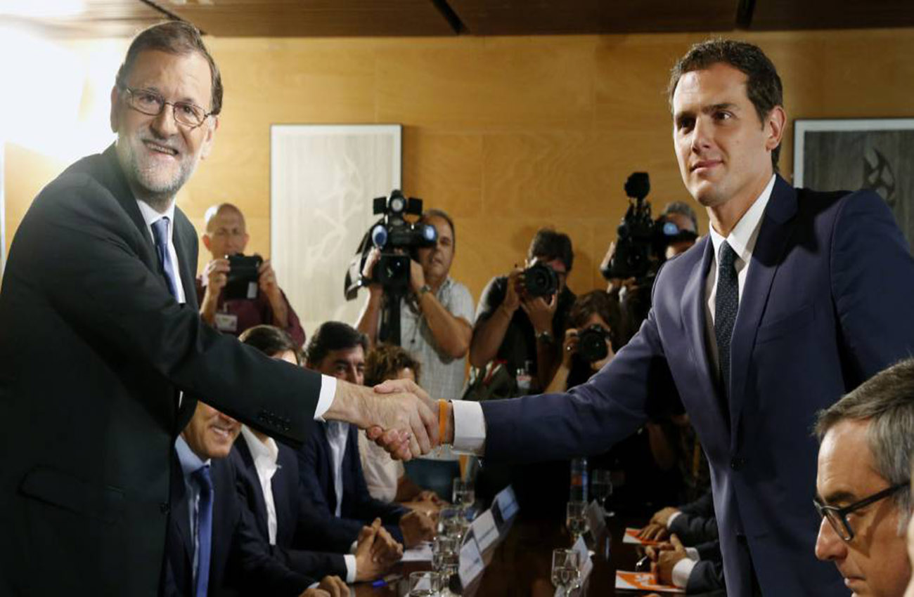 Líder socialista español dice que acordó con Rajoy impulsar reforma de la Constitución