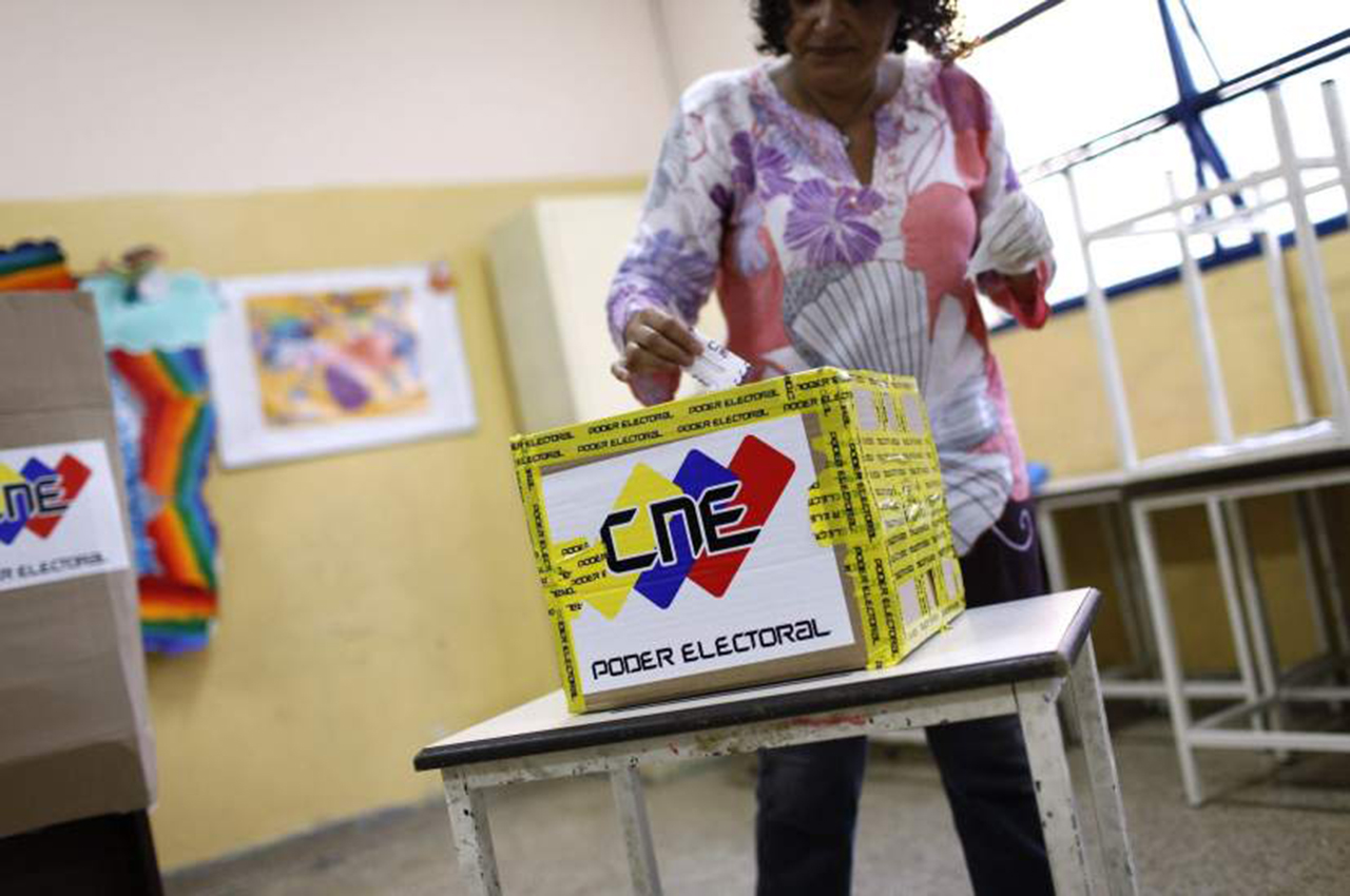 Oposición venezolana llama a votar masivamente contra "abusos" del poder electoral