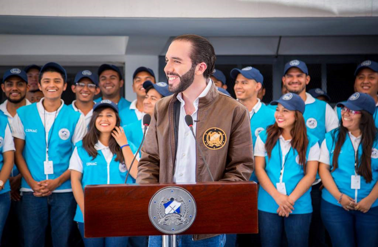Partido gobernante expulsa a alcalde de capital salvadoreña