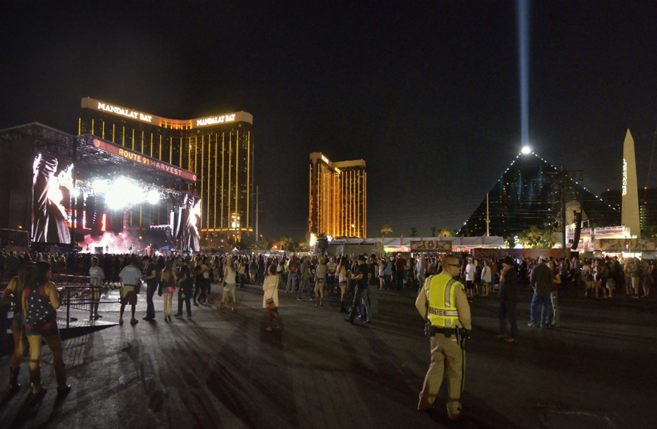 Policías de Las Vegas honran a colega muerto en el tiroteo