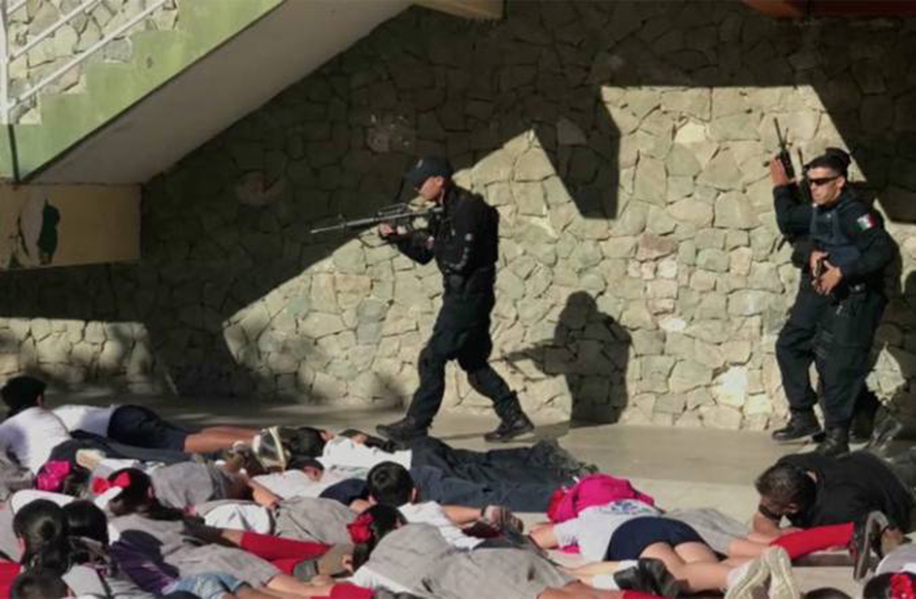 Policías de México enseñan a niños a fingir que están muertos en caso de balacera