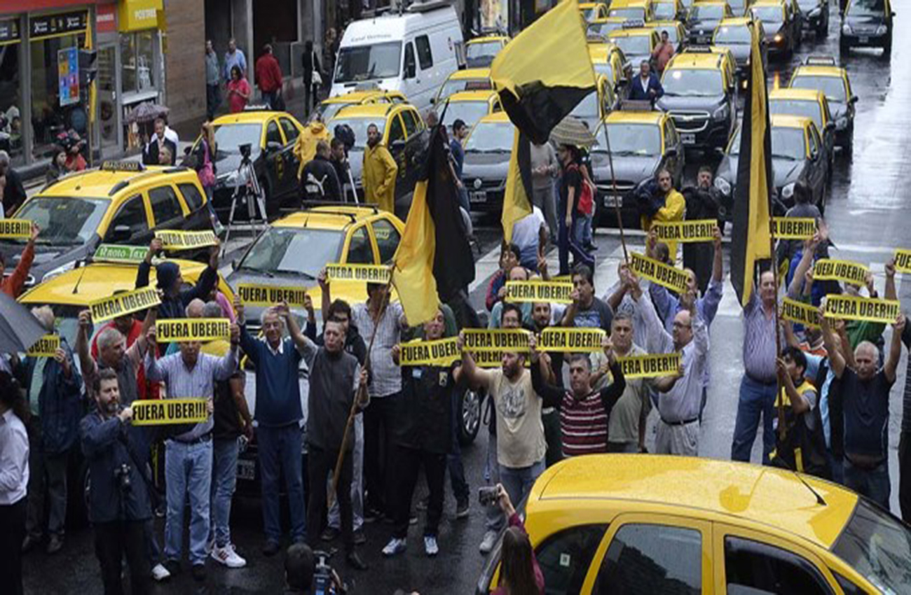 Protestas de Uber y taxistas ante Senado de Brasil por ley que regula la aplicación