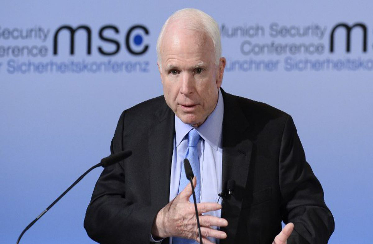 Senador McCain ironiza sobre exención del servicio militar de Trump