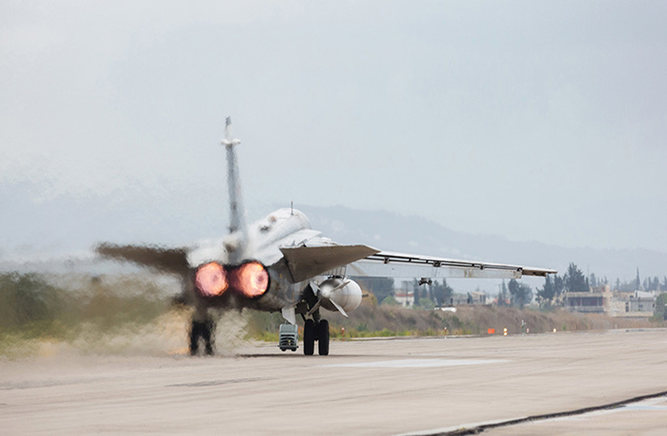 Un avión militar ruso se estrella durante despegue en una base de Siria