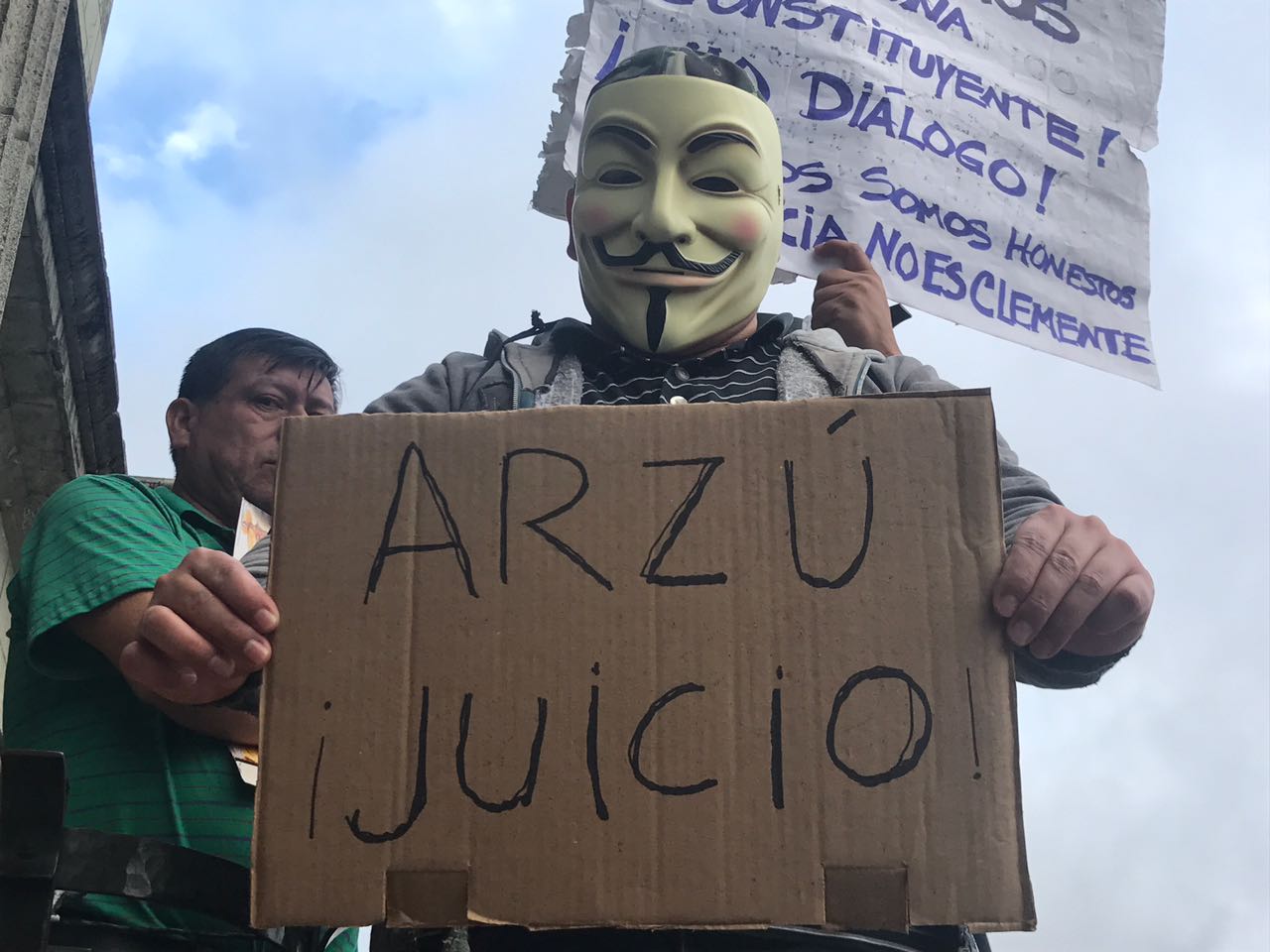 Manifestantes piden renuncia de Arzú