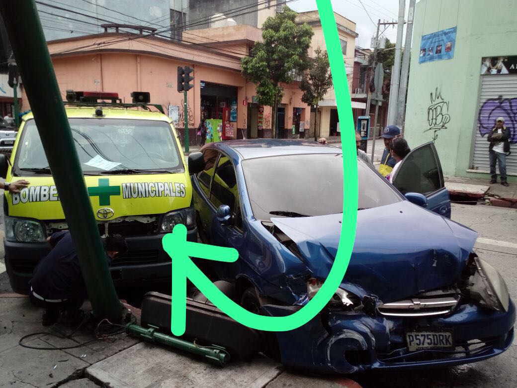 Choque entre ambulancia y vehículo
