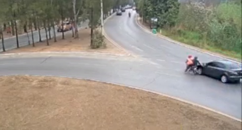 Vehículo choca a motorista