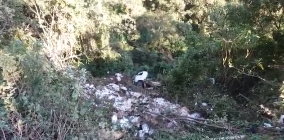 Camión cae a barranco en ruta de Panajachel